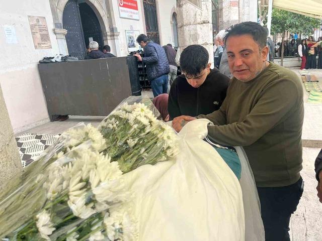 Kızını ameliyat masasında kaybeden babanın tabuttaki evladına son bakışı 3