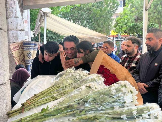 Kızını ameliyat masasında kaybeden babanın tabuttaki evladına son bakışı 2