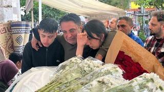Kızını ameliyat masasında kaybeden babanın tabuttaki evladına son bakışı