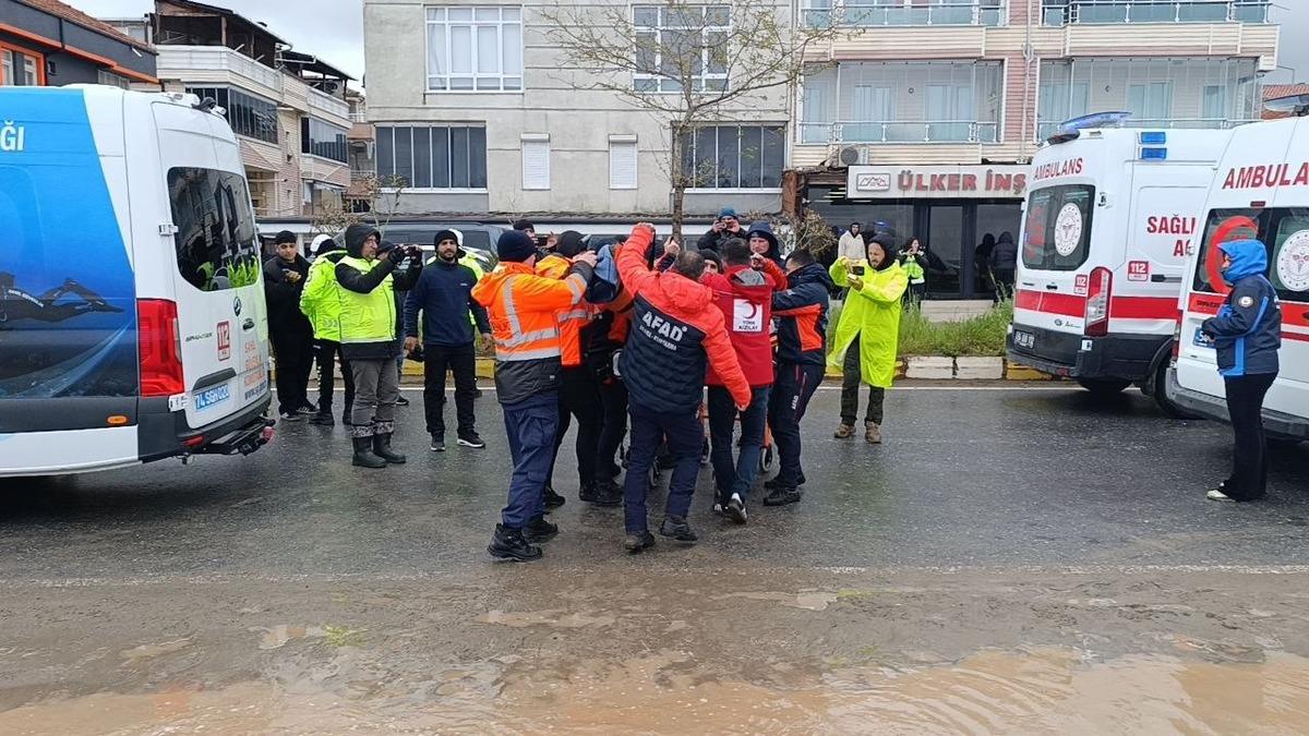 Yer: Sakarya... Film sahnelerini aratmayan kurtarma operasyonu: Roketle halat fırlattılar! 6