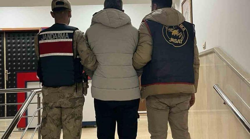 G&ouml;&ccedil;men ka&ccedil;ak&ccedil;ılığından 5 yıl hapis cezası bulunan h&uuml;k&uuml;ml&uuml; yakalandı