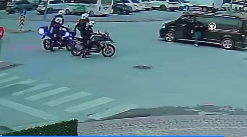 Ara&ccedil; kullanırken boğazına erik ka&ccedil;tı, polisin Heimlich manevrasıyla kurtuldu