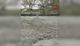 Amasya&rsquo;da dolu yağışı! Bah&ccedil;eler ve araziler beyaza b&uuml;r&uuml;nd&uuml;