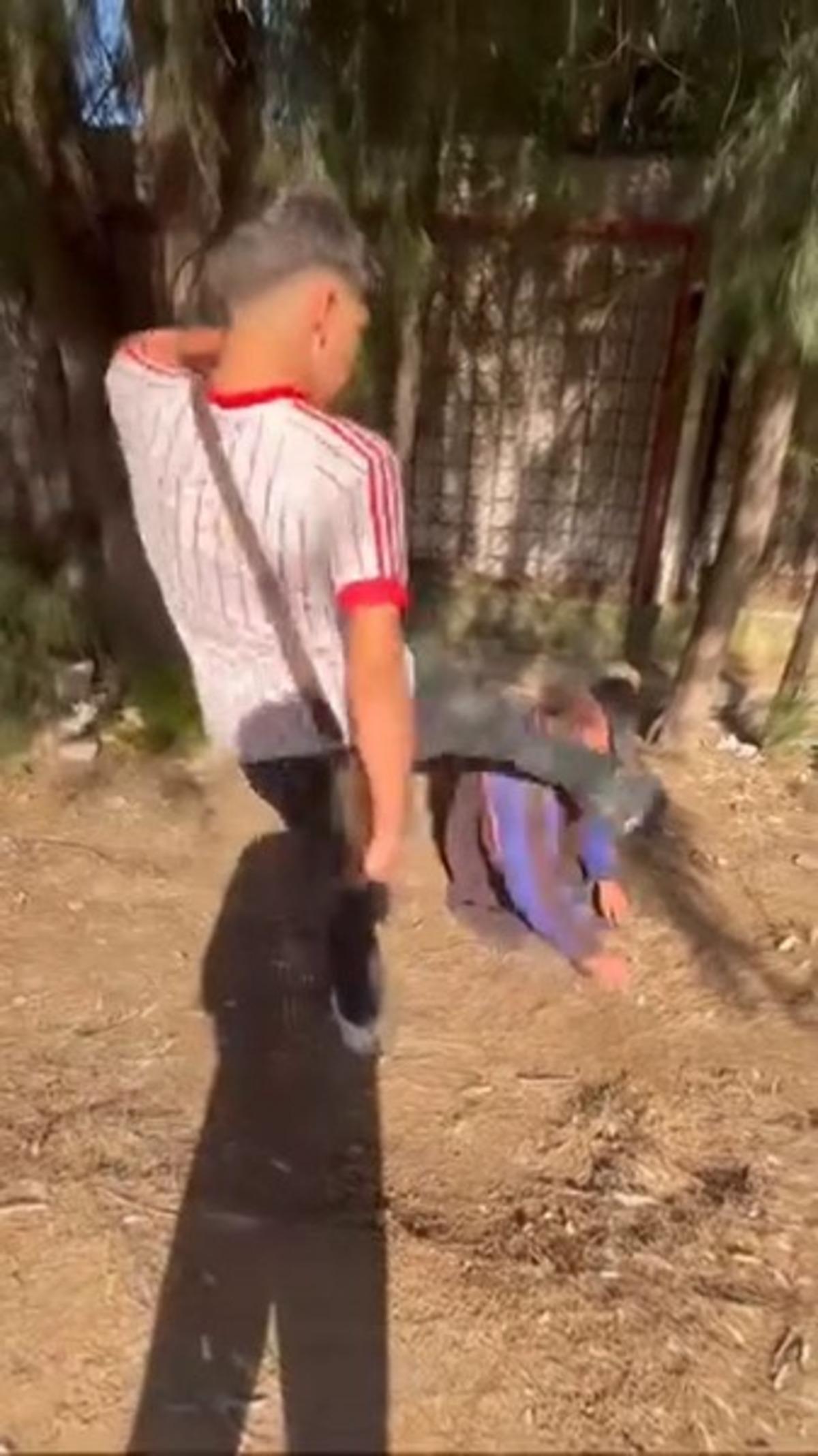Tepki çeken görüntüler! Sokakta uyuyan yaşlı adamın yüzüne tekme atıp sosyal medyada paylaştılar 1