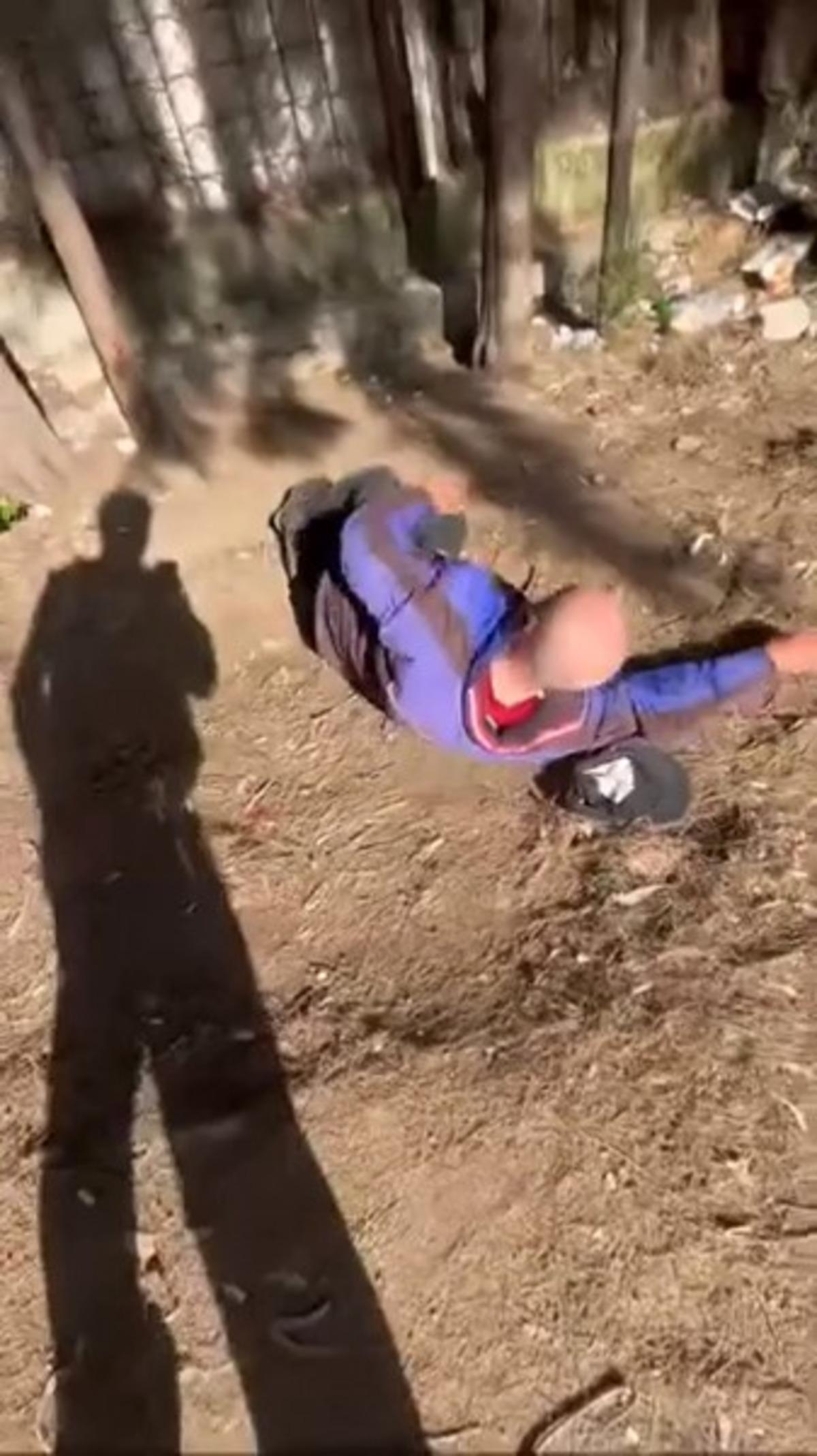 Tepki çeken görüntüler! Sokakta uyuyan yaşlı adamın yüzüne tekme atıp sosyal medyada paylaştılar 2