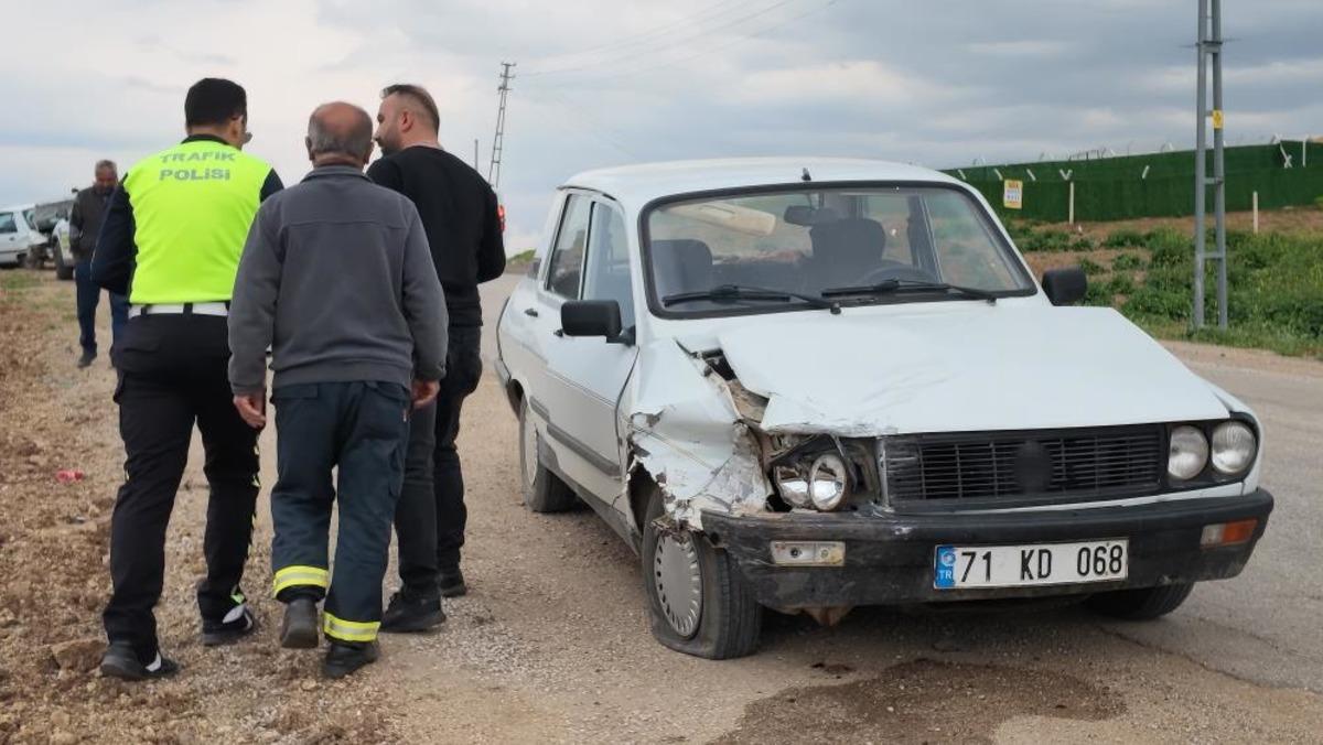Kırıkkale de iki otomobil &ccedil;arpıştı: 2 yaralı 1