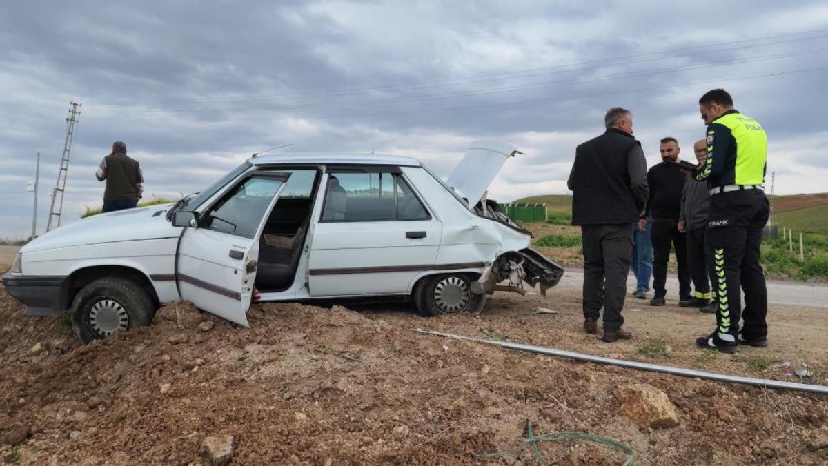 Kırıkkale de iki otomobil &ccedil;arpıştı: 2 yaralı 2