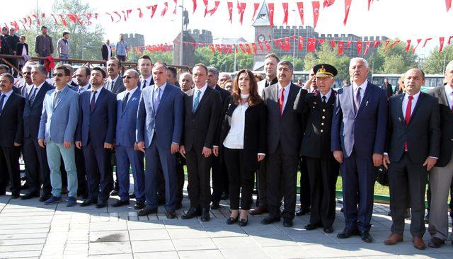 Lalelerle oluşturulan dev Türk bayrağı yanında 23 Nisan töreni