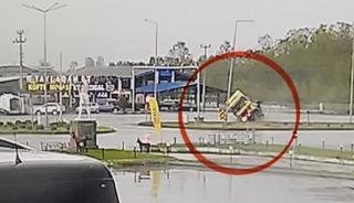 Kırmızı ışıkta durmaya &ccedil;alışan tır devrildi