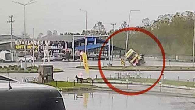 Kırmızı ışıkta durmaya çalışan tır devrildi: Sürücü yaralandı, kaza anı güvenlik kamerasında