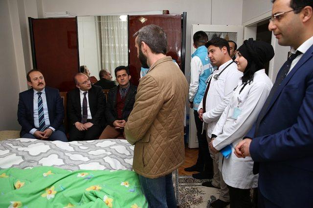 Vali Pehlivan evde sağlık hizmeti alan hastaları ziyaret etti