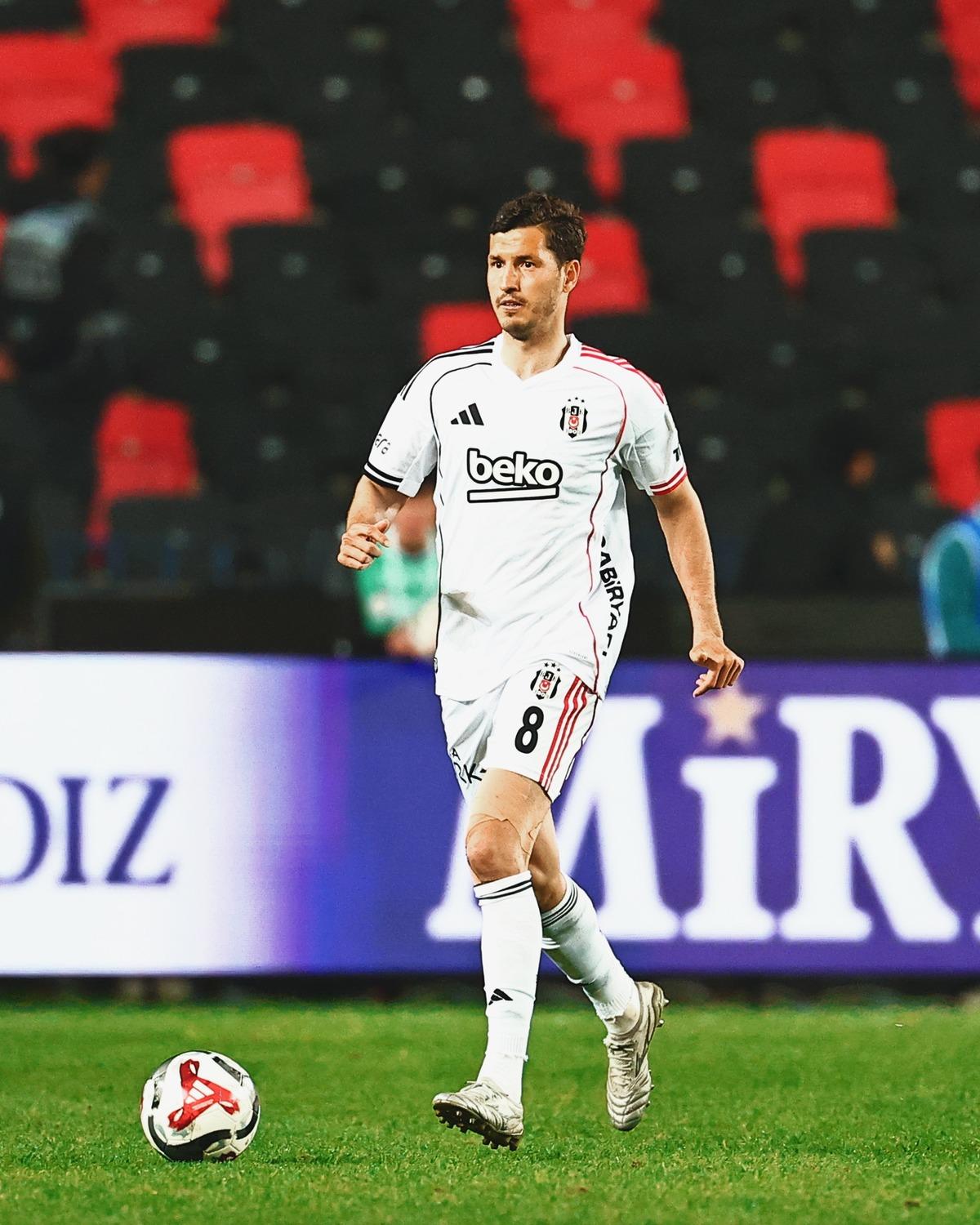 Salih U&ccedil;an dan rest! "Burası Beşiktaş, kimse bırakamaz" 3