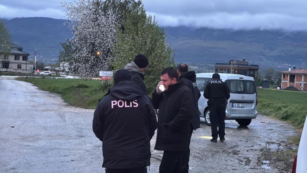 Bolu da konuşmaya &ccedil;ağrılan gen&ccedil;lere silahlı saldırı: 1 i ağır 2 yaralı 1