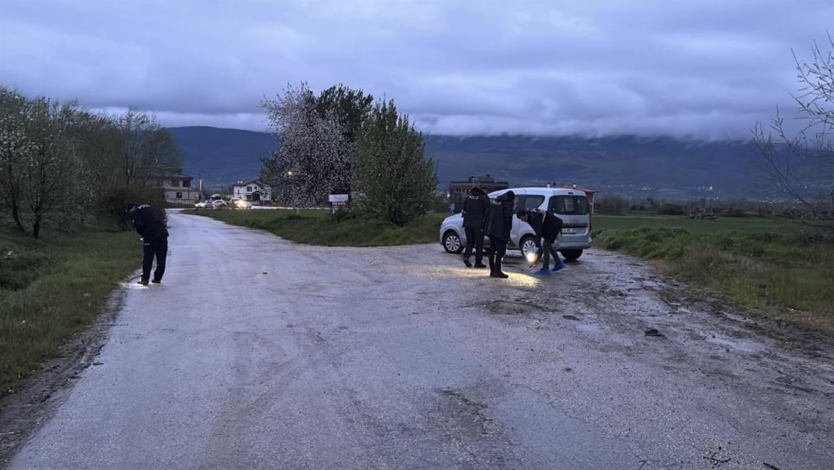 Bolu da konuşmaya &ccedil;ağrılan gen&ccedil;lere silahlı saldırı: 1 i ağır 2 yaralı 2