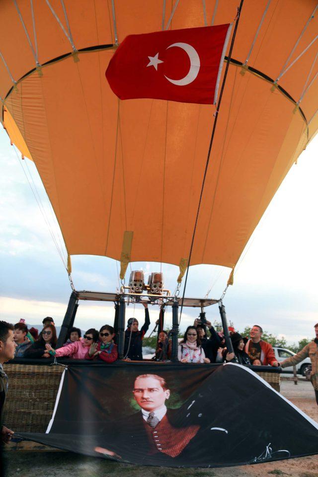 Balon pilotu Atatürk posteri ve Türk bayrağıyla havalandı