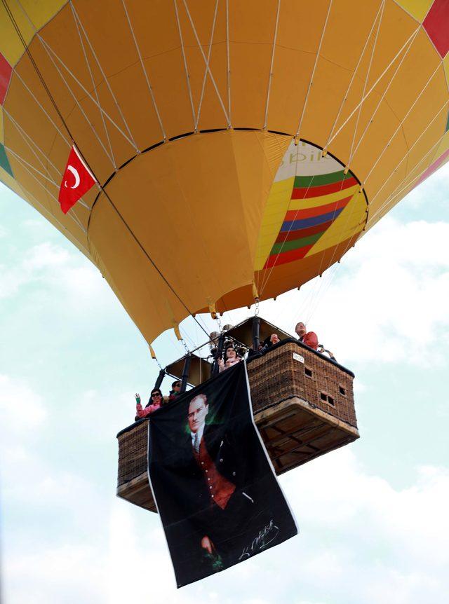 Balon pilotu Atatürk posteri ve Türk bayrağıyla havalandı