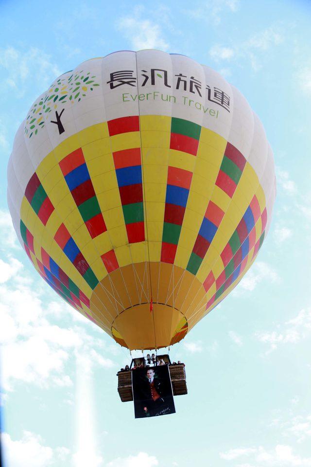 Balon pilotu Atatürk posteri ve Türk bayrağıyla havalandı