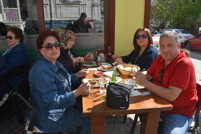 Edirne turistlerin akınına uğradı, ciğercilerin önünde kuyruk oluştu