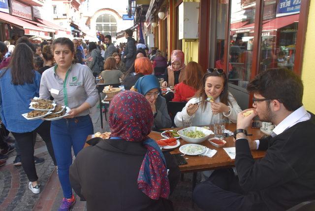 Edirne turistlerin akınına uğradı, ciğercilerin önünde kuyruk oluştu