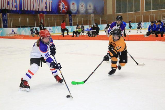 İstanbul Büyükşehir Belediyesinden çocuklara özel Buz Hokeyi Turnuvası