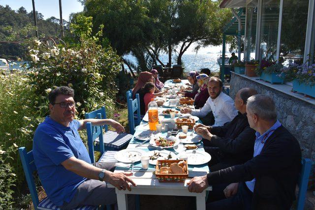 Çalışmak istemedikleri memurun ardından kurban kestiler