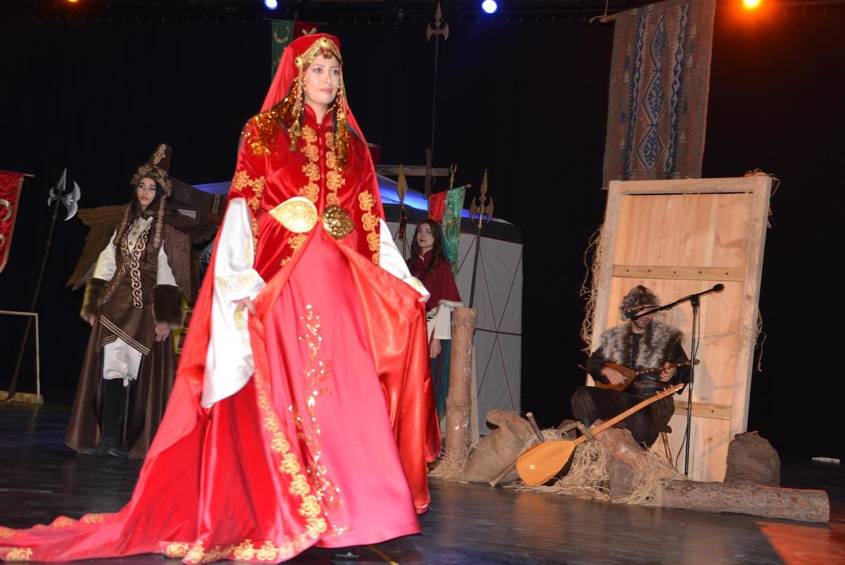 T&uuml;rk d&uuml;nyası modası podyumda: K&uuml;lt&uuml;rel mirası yeniden tasarladılar 7