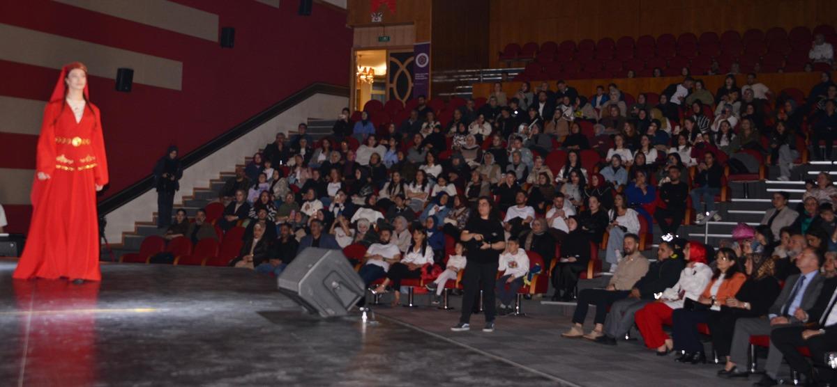 T&uuml;rk d&uuml;nyası modası podyumda: K&uuml;lt&uuml;rel mirası yeniden tasarladılar 4