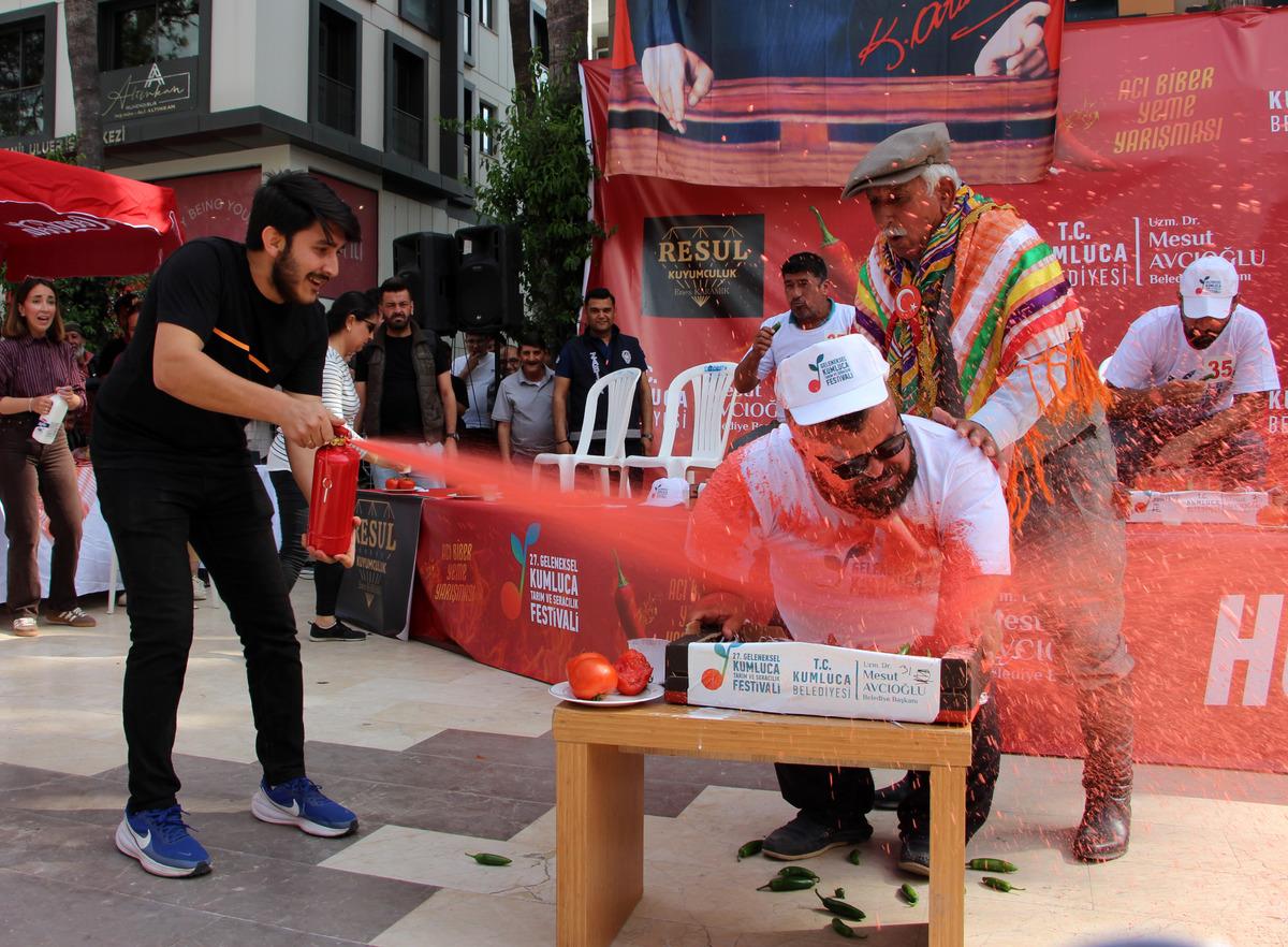  En fazla acı biberi kim yer?  yarışması: Dayanamayanlara bakın ne oldu 2