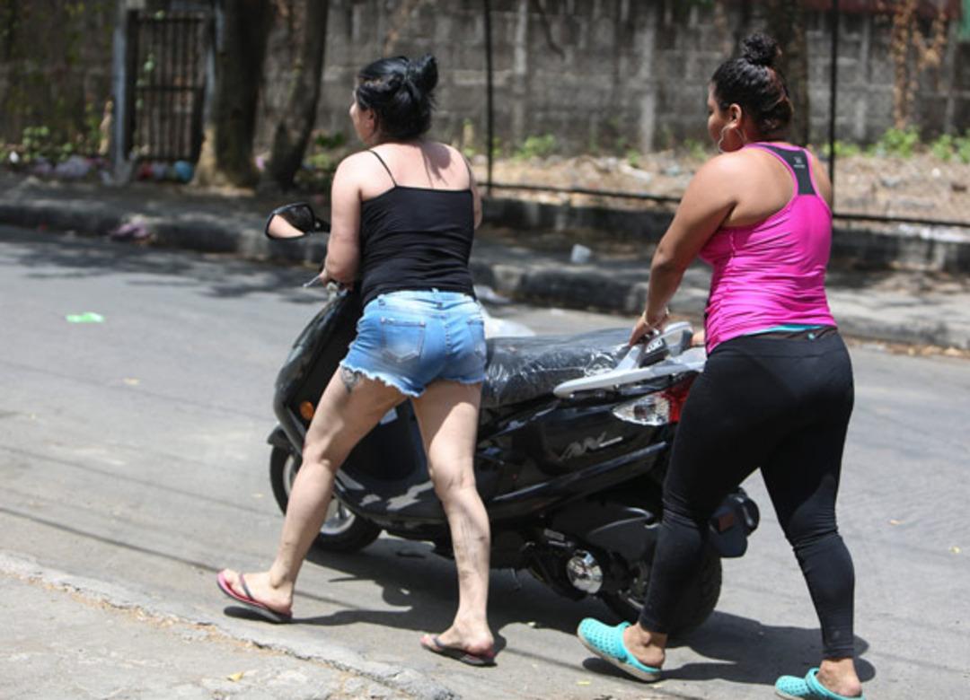 &Uuml;lke temellerin sarsılıyor, motosikletler bile &ccedil;alındı 