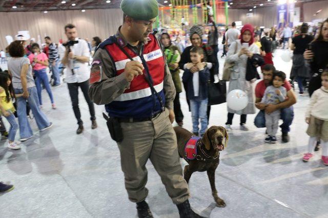 Jandarma köpeği Vaka, çocukların ilgi odağı oldu