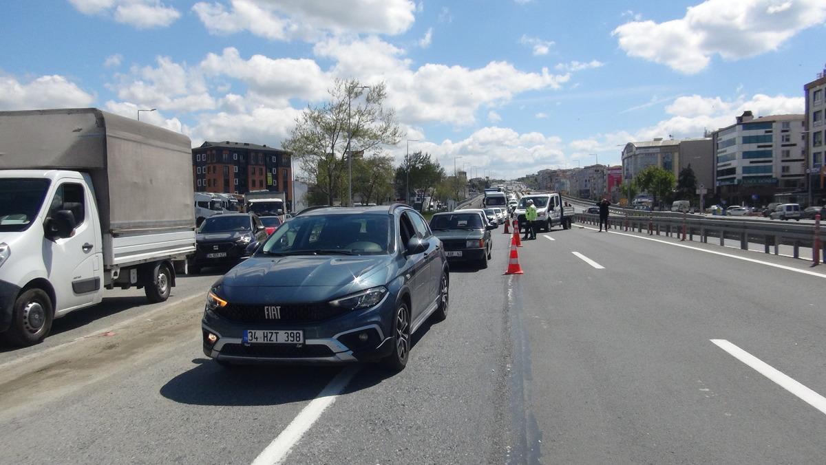 İstanbul da vida kabusu! Gelenin lastiği patladı, trafik kilitlendi 1