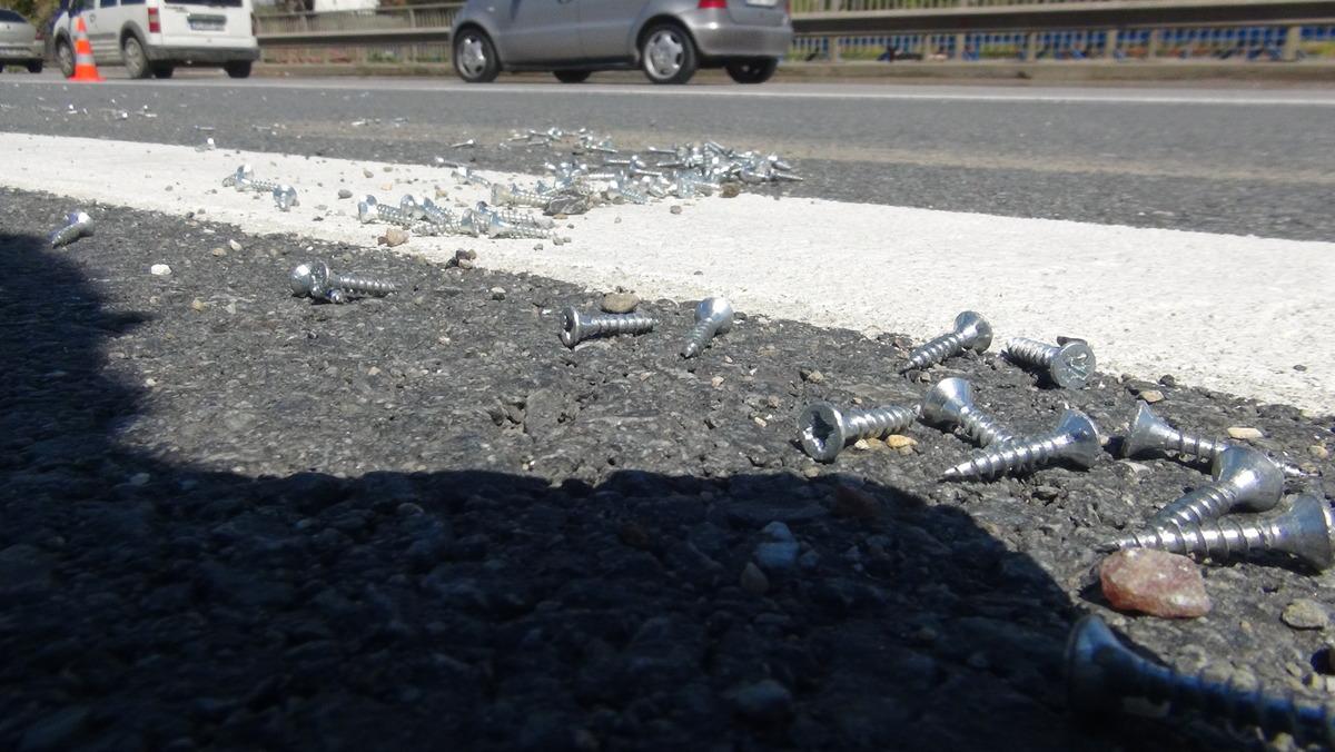 İstanbul da vida kabusu! Gelenin lastiği patladı, trafik kilitlendi 3