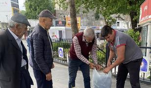 Serasının kapılarını vatandaşa a&ccedil;tı bedava dağıttı!