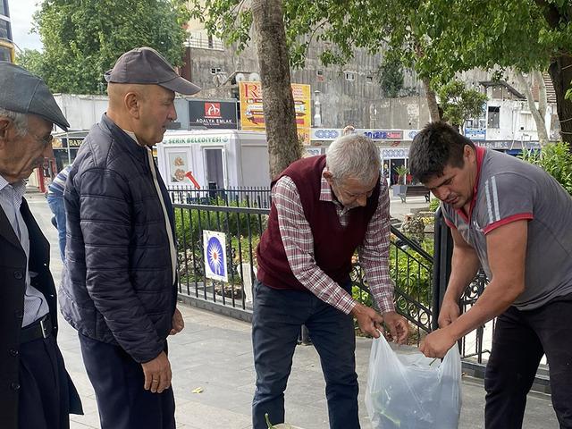 Serasının kapılarını vatandaşa a&ccedil;tı bedava dağıttı!