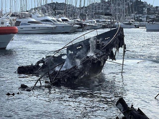Bodrum da marinadaki yangında batan 7 motoryatın enkazı kaldırıldı 9
