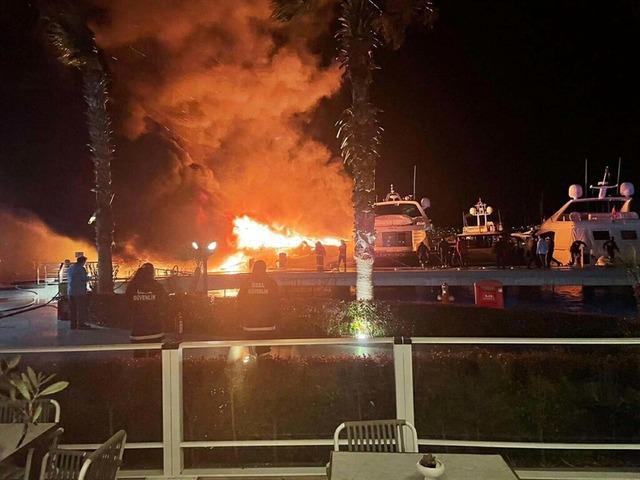 Bodrum da marinadaki yangında batan 7 motoryatın enkazı kaldırıldı 7