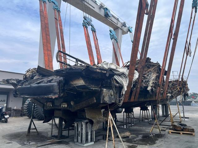 Bodrum da marinadaki yangında batan 7 motoryatın enkazı kaldırıldı 5