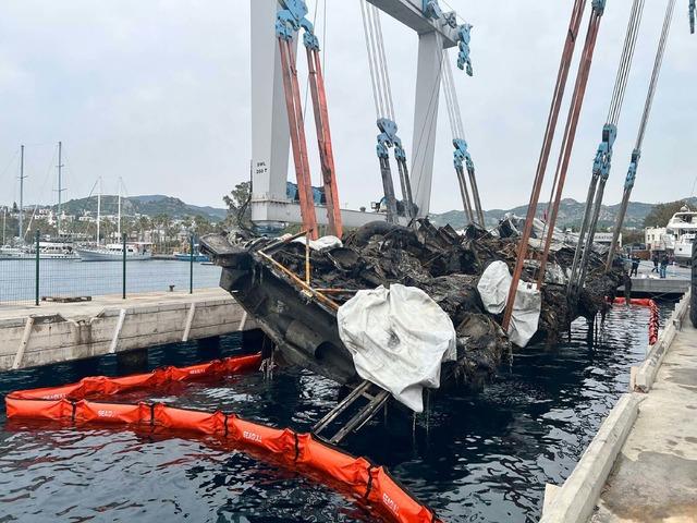 Bodrum da marinadaki yangında batan 7 motoryatın enkazı kaldırıldı 3