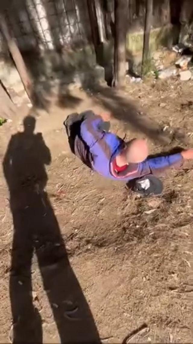 İzmir’de yaşlı adama tekmeyle saldıran şüpheliler serbest bırakıldı 1