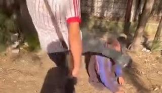 İzmir&rsquo;de yaşlı adama tekmeyle saldıran ş&uuml;pheliler serbest bırakıldı