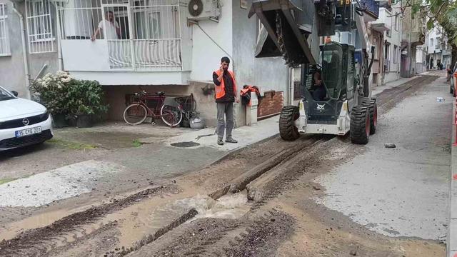 Altyapı çalışmasında ana su hattı patladı 2