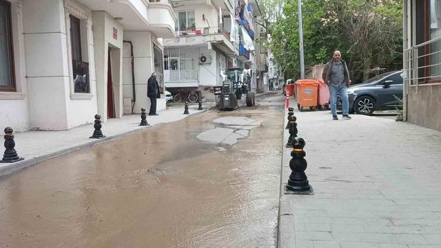 Altyapı çalışmasında ana su hattı patladı 1