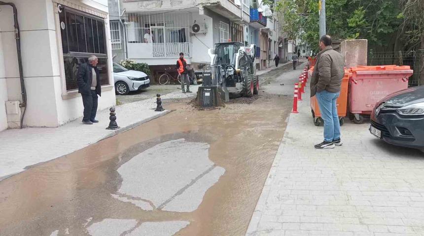 Altyapı &ccedil;alışmasında ana su hattı patladı