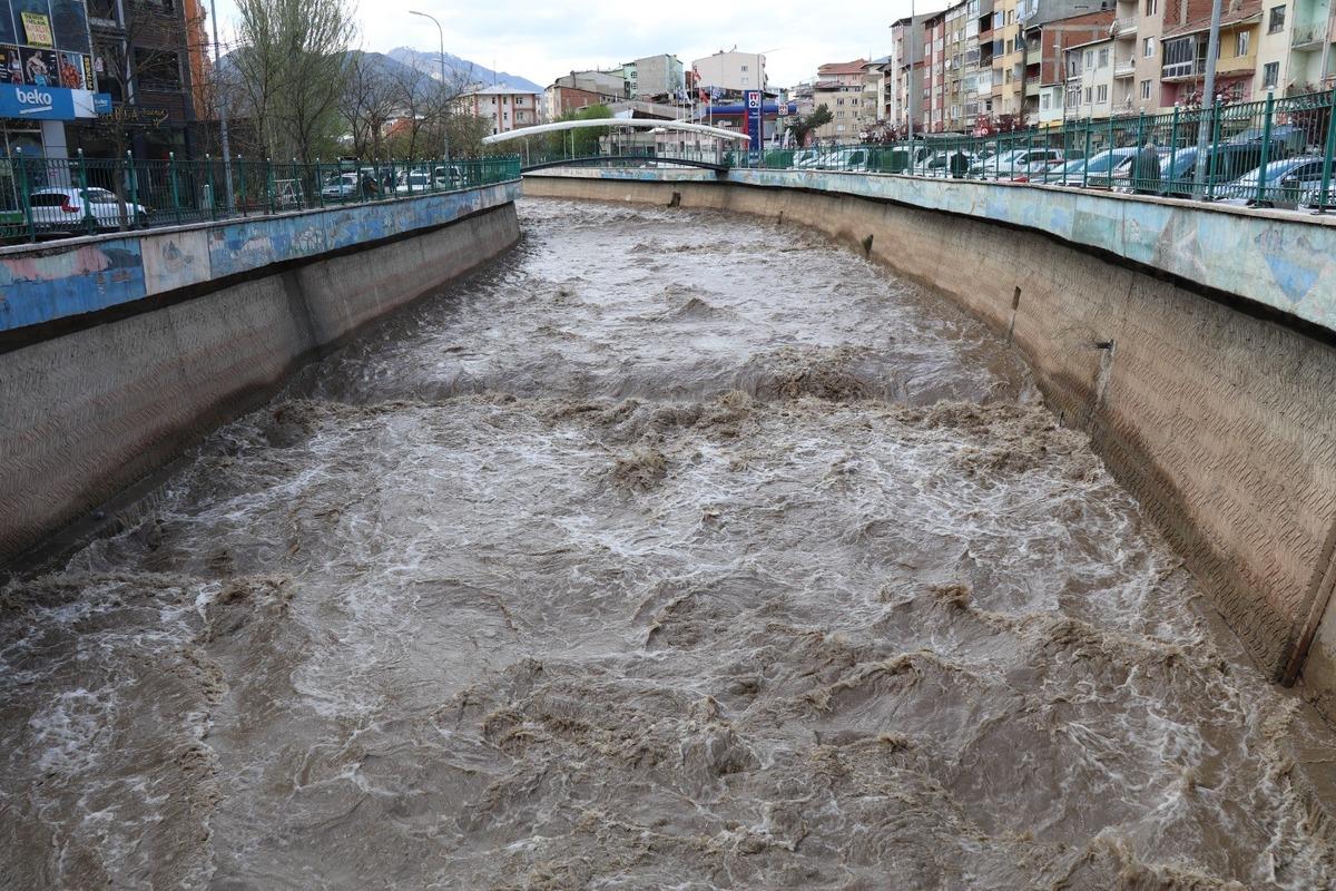 Oltu &ccedil;ayı y&uuml;kseldi, taşkın riski artabilir 1
