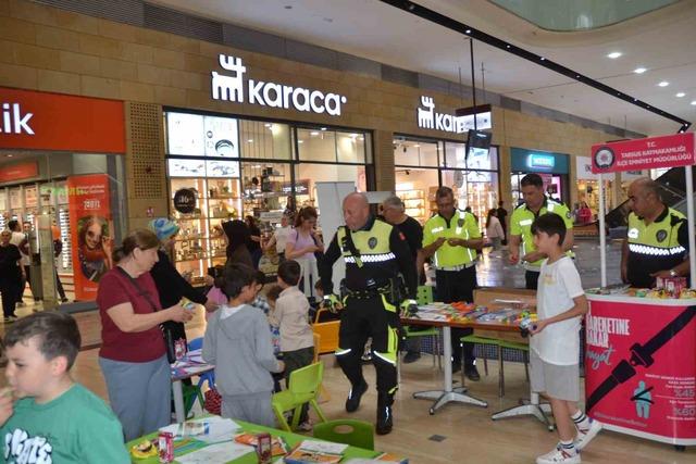 Polis, &ccedil;ocukları motosiklete bindirip &ccedil;eşitli hediyeler dağıttı 2