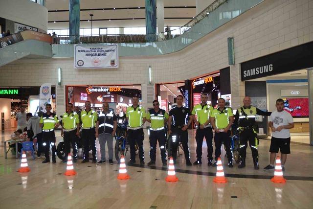 Polis, &ccedil;ocukları motosiklete bindirip &ccedil;eşitli hediyeler dağıttı 1