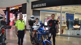 Polis, çocukları motosiklete bindirip çeşitli hediyeler dağıttı