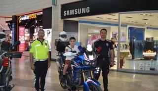 Polis, &ccedil;ocukları motosiklete bindirip &ccedil;eşitli hediyeler dağıttı