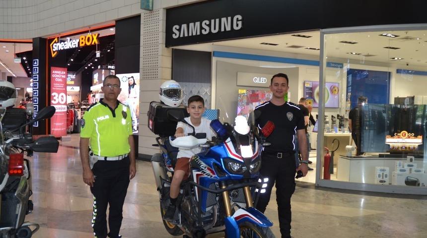 Polis, &ccedil;ocukları motosiklete bindirip &ccedil;eşitli hediyeler dağıttı