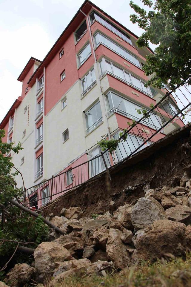 Amasya&rsquo;da binanın istinat duvarı &ccedil;&ouml;kt&uuml; 5